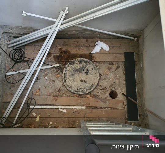 צינורות, סולם, חוטים, חור בקיר, רצפה מלוכלכת